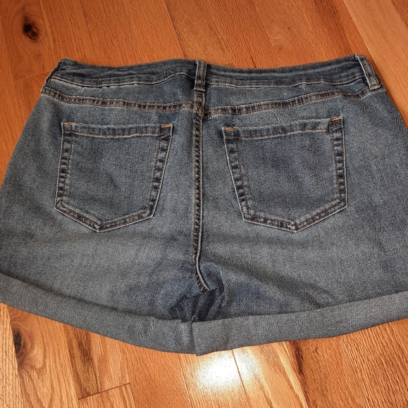 Super cute stretchy demin shorts - Picture 3 of 7